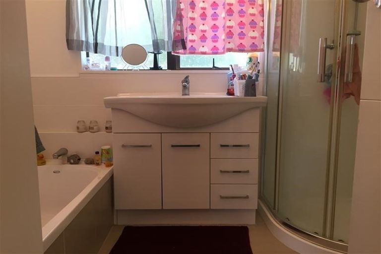 Photo of property in 9 Claverdon Drive, Massey, Auckland, 0614