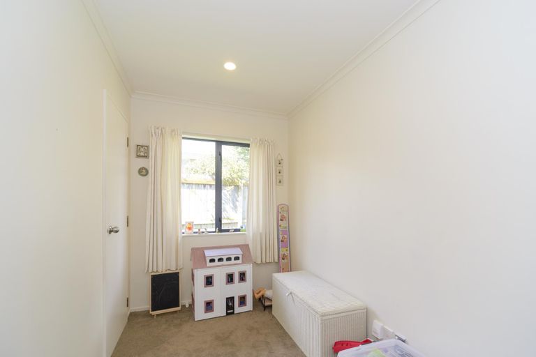 Photo of property in 22 Logan Way, Kelvin Grove, Palmerston North, 4414