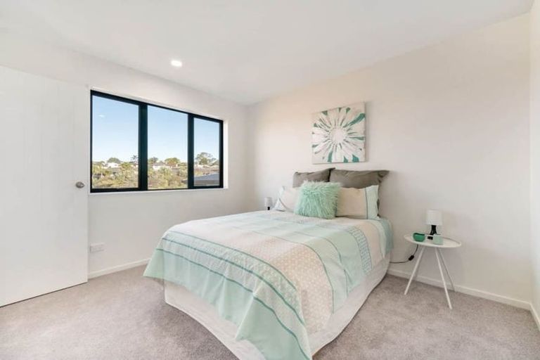 Photo of property in 5 Liban Place, Massey, Auckland, 0614