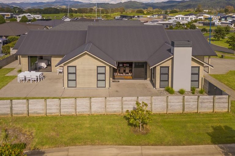 Photo of property in 10 Topping Place, Whitianga, 3510