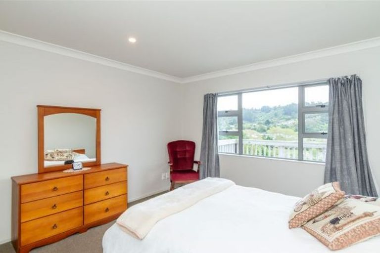 Photo of property in 32 Speldhurst Grove, Stokes Valley, Lower Hutt, 5019