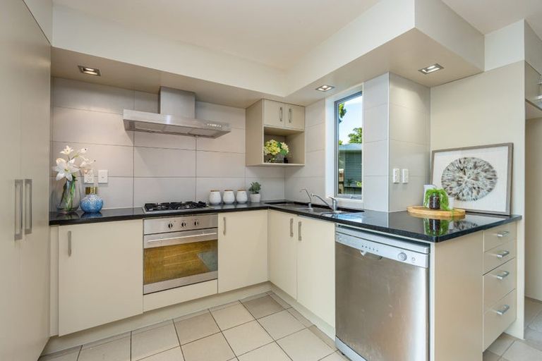 Photo of property in 21a Lyons Avenue, Murrays Bay, Auckland, 0630