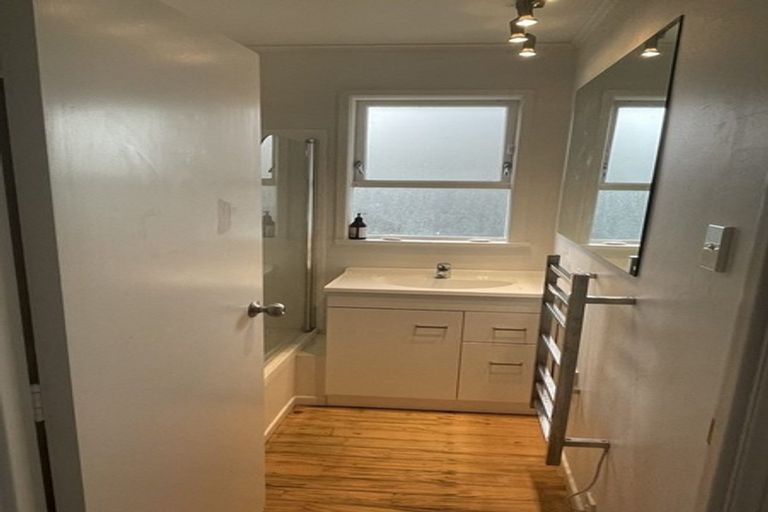 Photo of property in 8 Kea Place, Mangere Bridge, Auckland, 2022