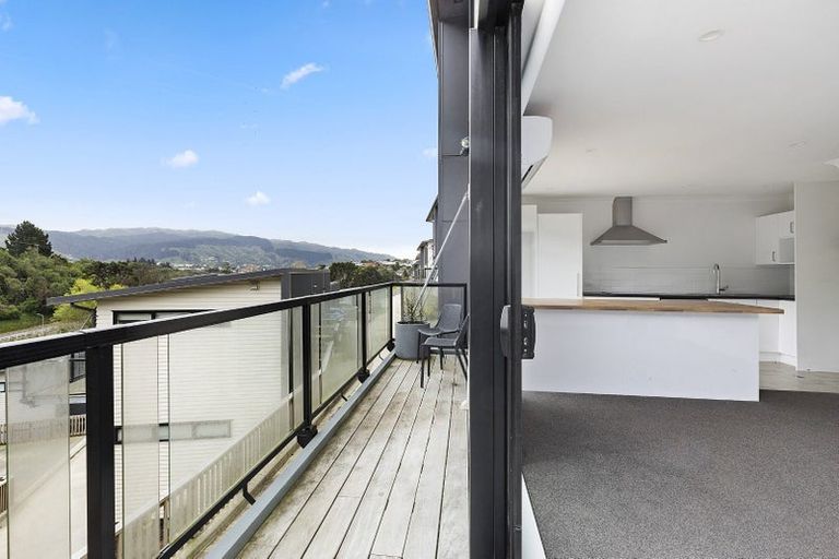 Photo of property in 15 Ara Patukawenga, Tawa, Wellington, 5028