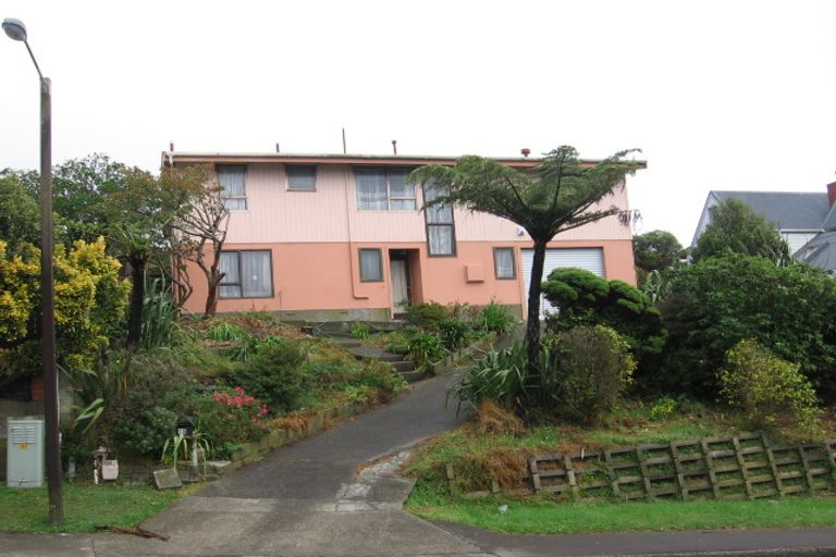 Photo of property in 15 Fitzpatrick Street, Newlands, Wellington, 6037