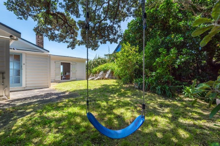 Photo of property in 20 Garden Road, Piha, 0772