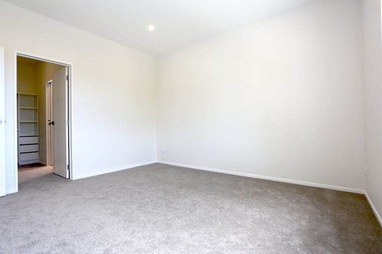 Photo of property in 1b Kirkdale Place, Northcross, Auckland, 0632