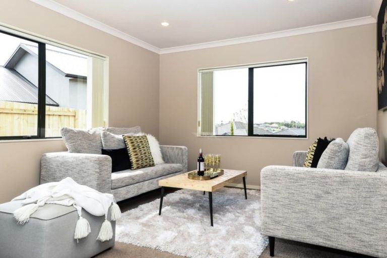 Photo of property in 90 Farnborough Drive, Grandview Heights, Hamilton, 3200