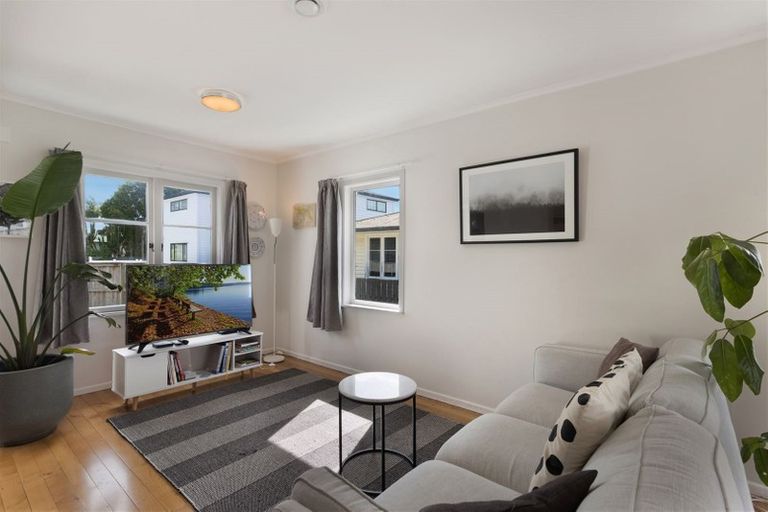 Photo of property in 2 Totara Road, Te Atatu Peninsula, Auckland, 0610