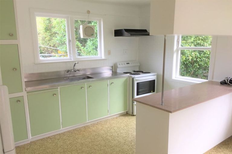 Photo of property in 143 Newlands Road, Newlands, Wellington, 6037