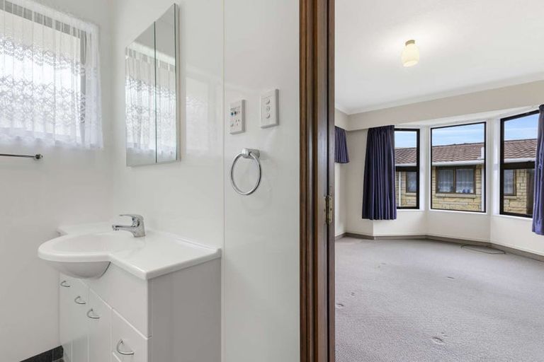Photo of property in 5 Saint Ives Grove, Whalers Gate, New Plymouth, 4310