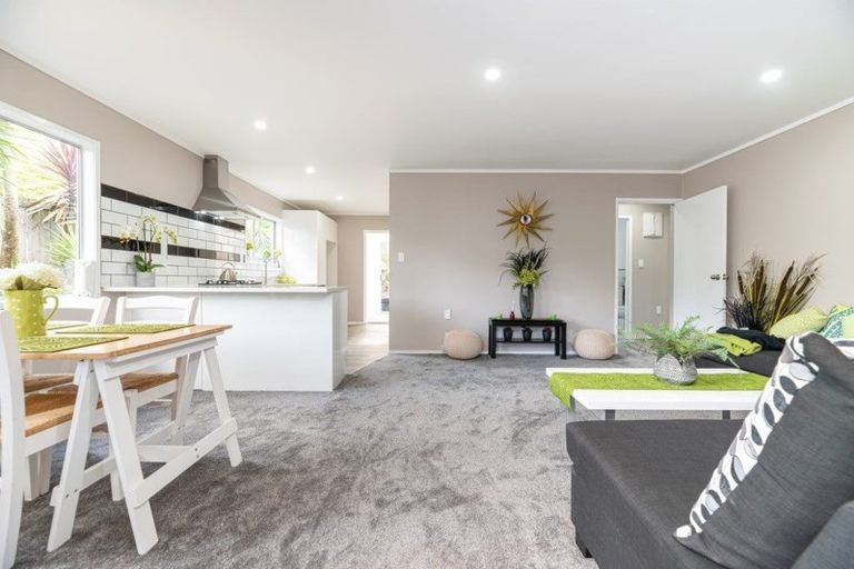 Photo of property in 2/34 Candia Road, Swanson, Auckland, 0614