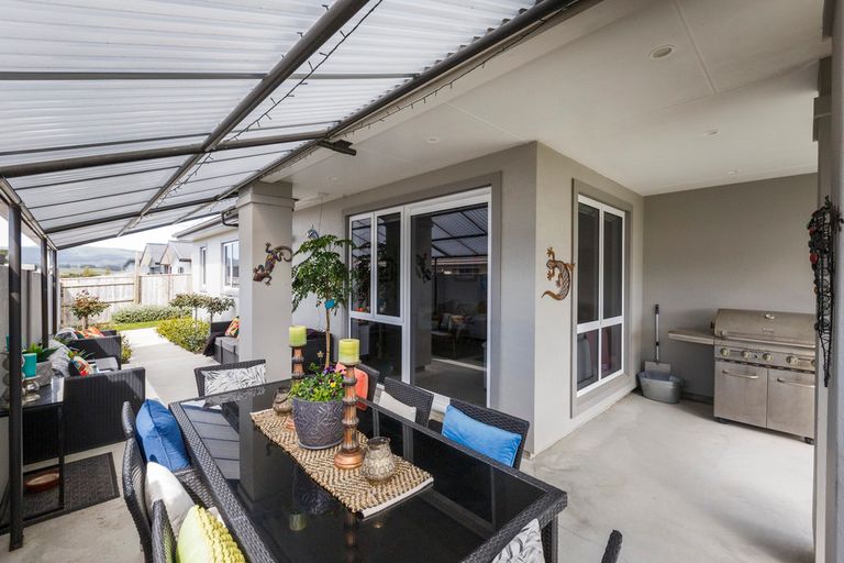 Photo of property in 124 Johnstone Drive, Fitzherbert, Palmerston North, 4410