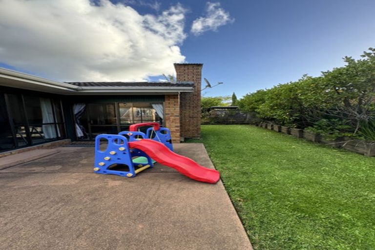 Photo of property in 21 Voltaire Court, Botany Downs, Auckland, 2010
