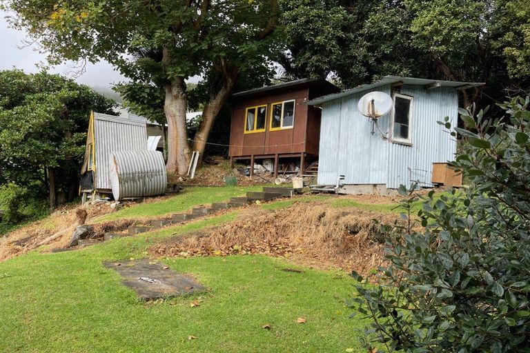 Photo of property in 84 Seaview Road, Piha, New Lynn, 0772
