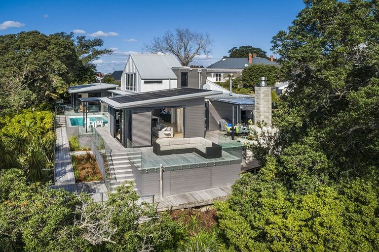 Photo of property in 10a First Avenue, Stanley Point, Auckland, 0624