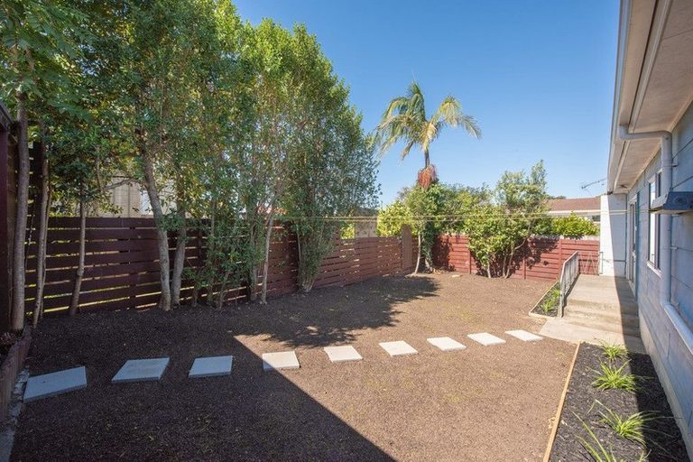 Photo of property in 2/116 Seabrook Avenue, New Lynn, Auckland, 0600