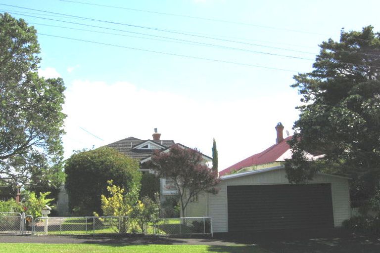 Photo of property in 11 Second Avenue, Stanley Point, Auckland, 0624