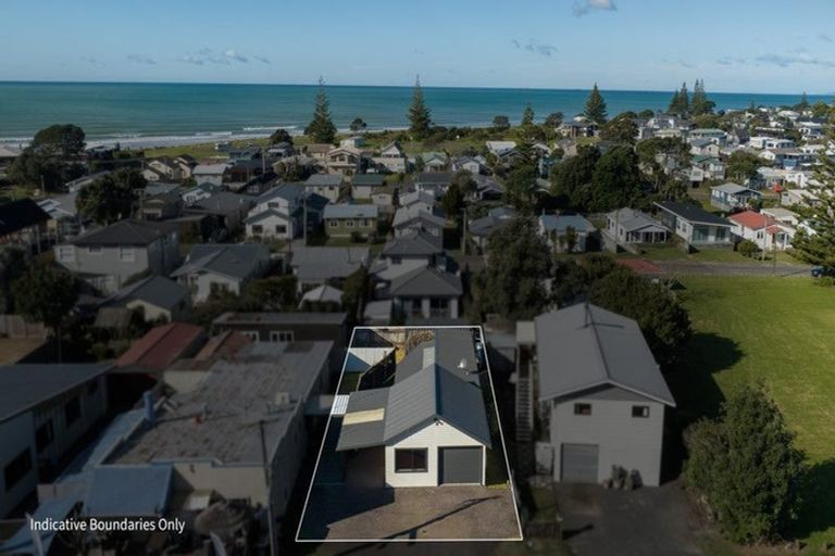 Photo of property in 42 Beach Road, Waihi Beach, 3611