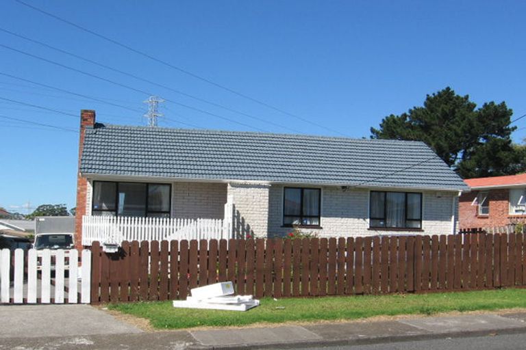 Photo of property in 122 Cobham Crescent, Kelston, Auckland, 0602
