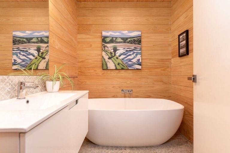 Photo of property in 5 Rifleman Lane, Redcliffs, Christchurch, 8081