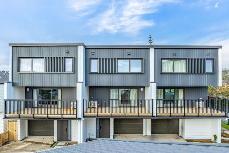 Photo of property in 16 Gossamer Drive, Pakuranga Heights, Auckland, 2010