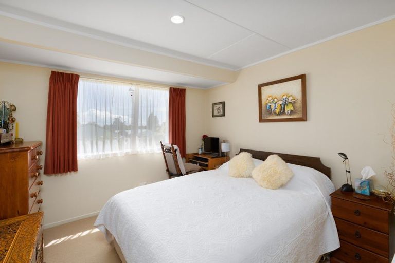 Photo of property in 6 Milne Place, Merrilands, New Plymouth, 4312