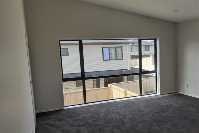 Photo of property in 20 Millcroft Lane, Ranui, Auckland, 0612