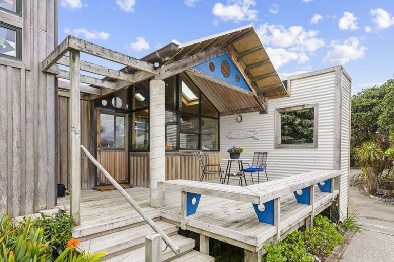 Photo of property in 5 Nuhaka Place, Paraparaumu Beach, Paraparaumu, 5032