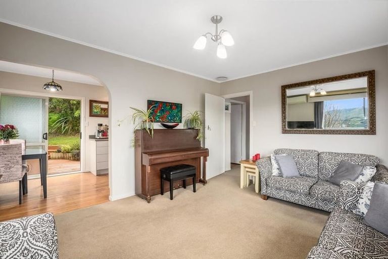 Photo of property in 3 Mckelvey Place, Tawa, Wellington, 5028