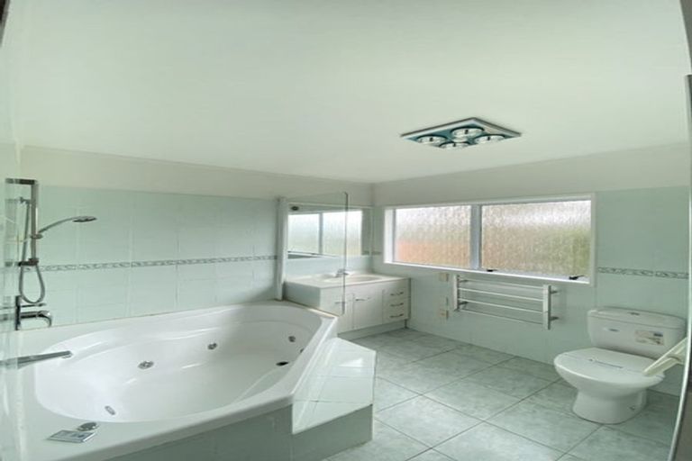 Photo of property in 130 Chelsea View Drive, Chatswood, Auckland, 0626