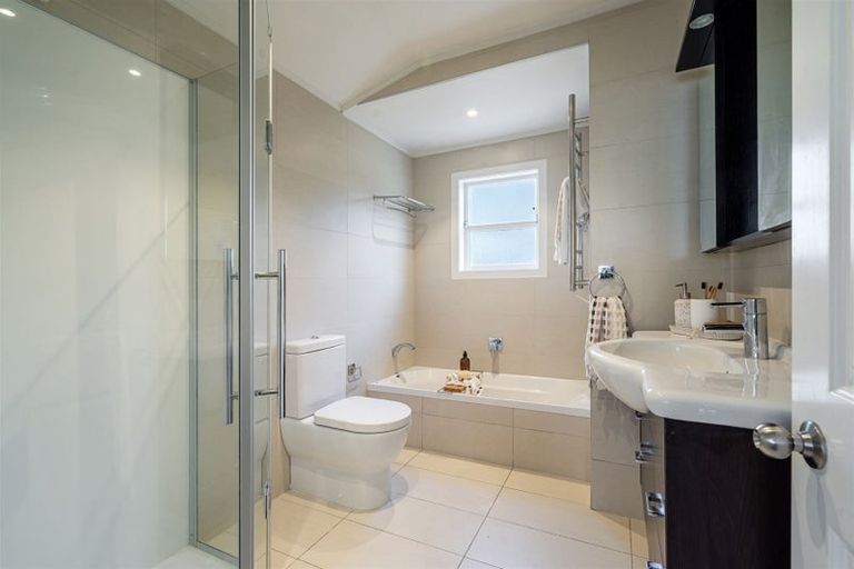 Photo of property in 10 Faulkner Road, Northcote Point, Auckland, 0627