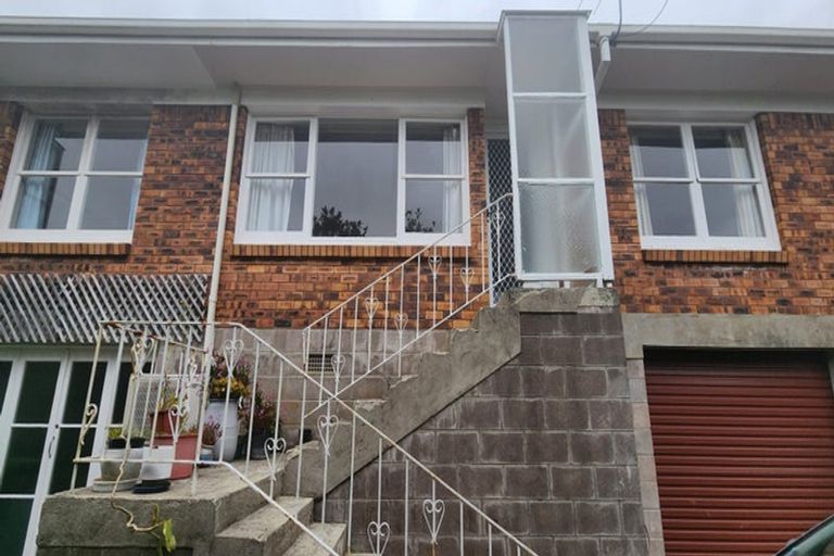 Photo of property in 2/31 Beatrice Avenue, Hillcrest, Auckland, 0627