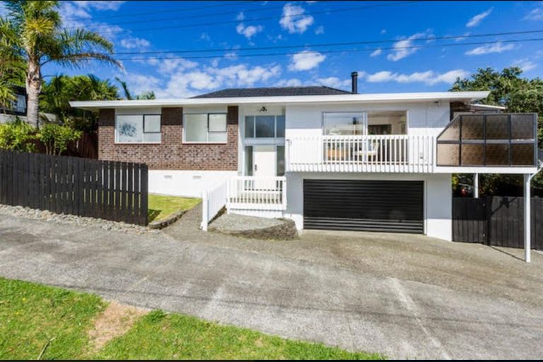Photo of property in 1/24 Sandown Road, Rothesay Bay, Auckland, 0630