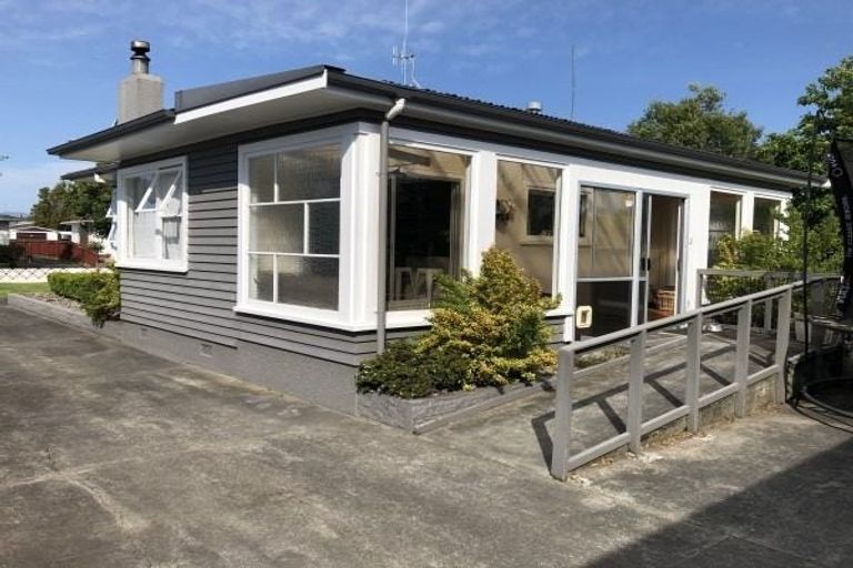 Photo of property in 16 Aspiring Avenue, Milson, Palmerston North, 4414