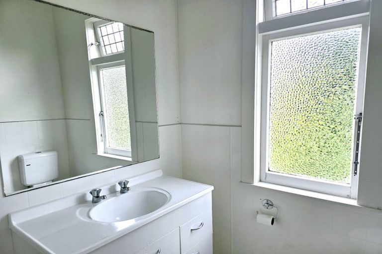 Photo of property in 16 Buller Street, Picton, 7220