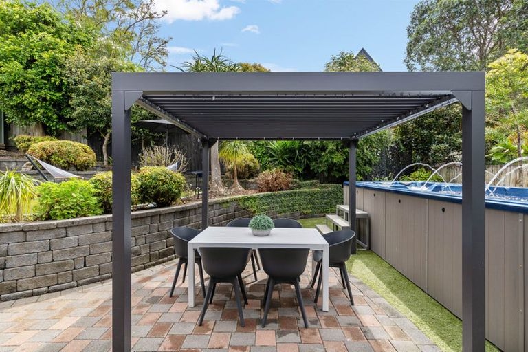 Photo of property in 12 La Roche Place, Northcote, Auckland, 0627