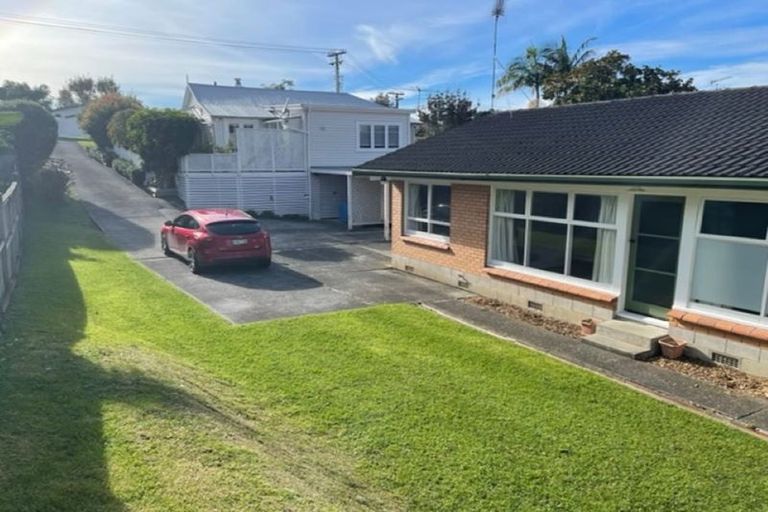 Photo of property in 2/7 Luplau Crescent, Cockle Bay, Auckland, 2014