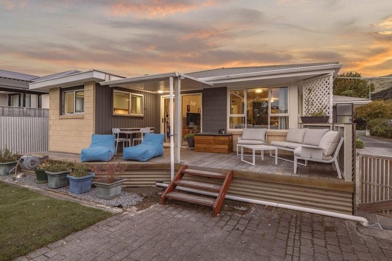 Photo of property in 6 Laing Crescent, Heathcote Valley, Christchurch, 8022