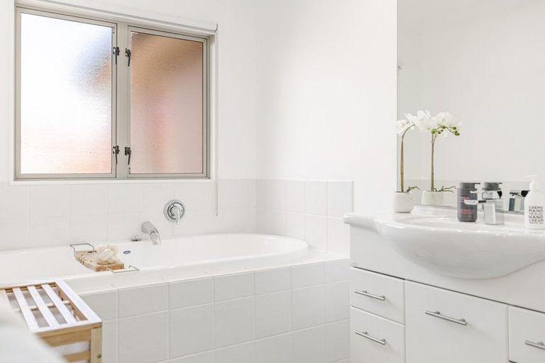 Photo of property in 30 Hogarth Rise, West Harbour, Auckland, 0618