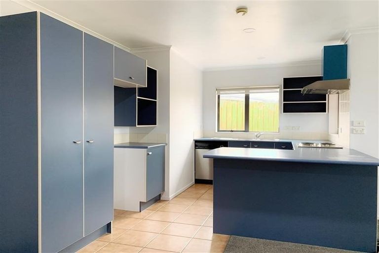 Photo of property in 18 Plumstead Rise, Glen Eden, Auckland, 0602