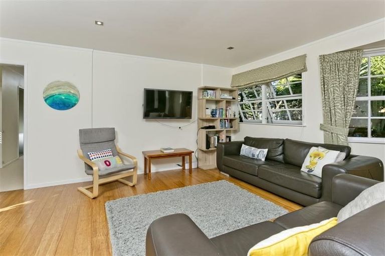 Photo of property in 28 Lavery Place, Sunnynook, Auckland, 0632