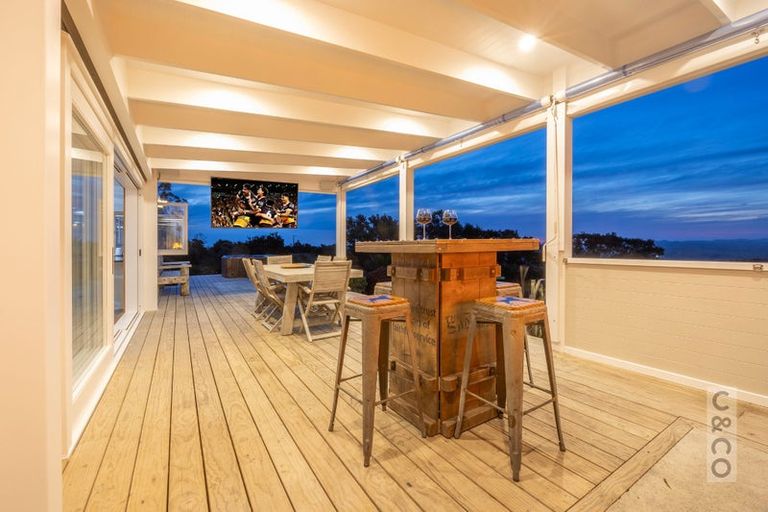 Photo of property in 10 Kaipara View Road, Helensville, 0875