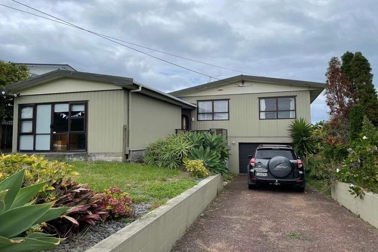 Photo of property in 1001 Whangaparaoa Road, Tindalls Beach, Whangaparaoa, 0930