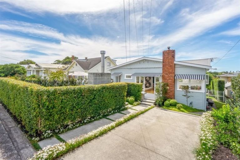 Photo of property in 41 Hanlon Crescent, Narrow Neck, Auckland, 0624