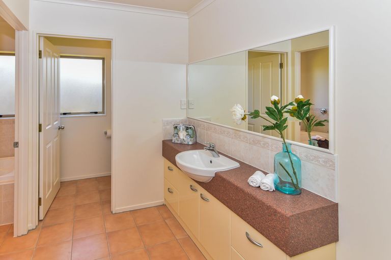 Photo of property in 50 Lothian Brae, Wattle Downs, Auckland, 2103
