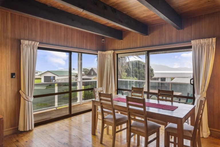 Photo of property in 11 Waiheke Street, Waikanae Beach, Waikanae, 5036