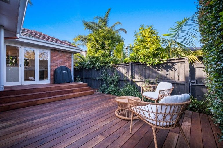 Photo of property in 4 Humariri Street, Point Chevalier, Auckland, 1022