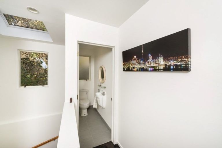 Photo of property in 2/42 Holland Road, Hillcrest, Auckland, 0627