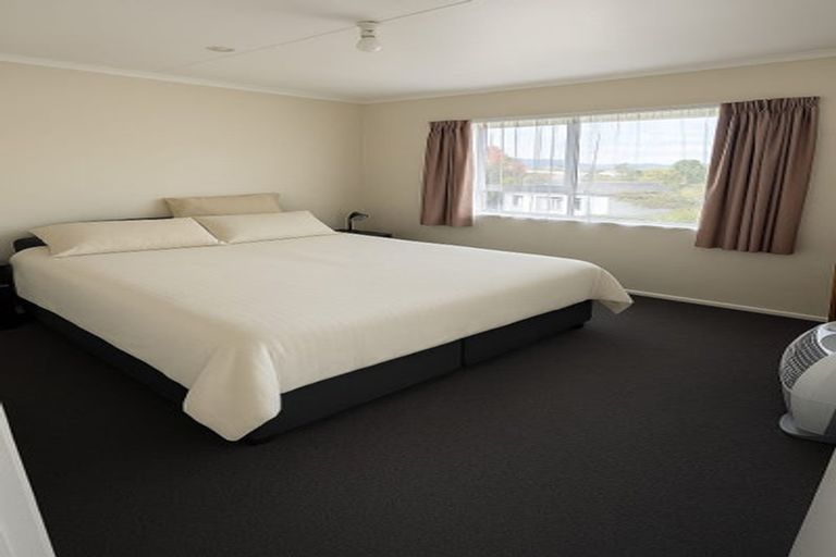 Photo of property in 13 Trengove Place, West Harbour, Auckland, 0618